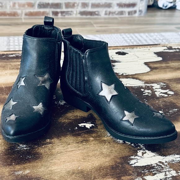 Seven7 Size 8 Austin Black Western Style Ankle Boots-Pointed Toe-Silver Star - Picture 5 of 8